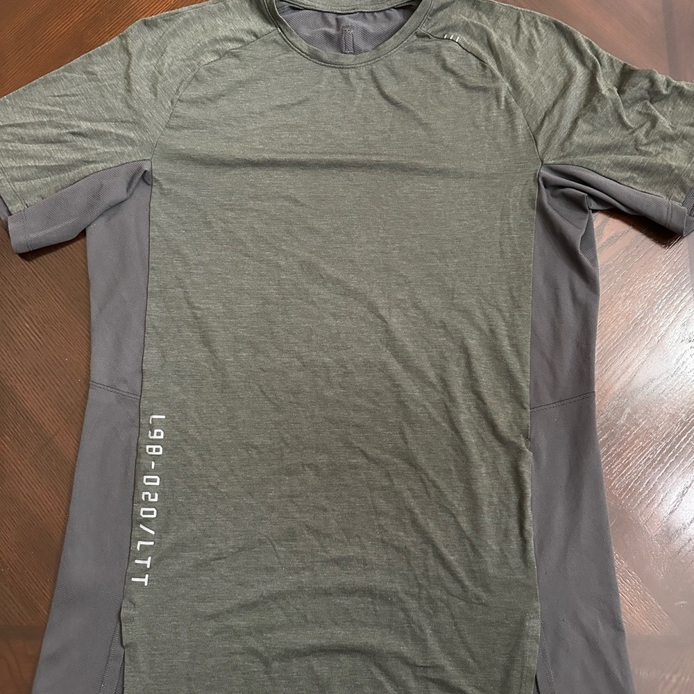 Lululemon - Men’s shirt
